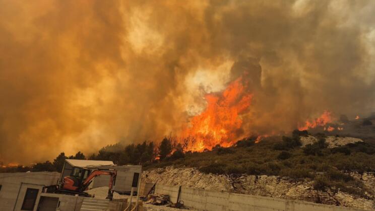 Na Hvaru zagorelo odlagališče, pri gašenju posredoval tudi kanader (FOTO/VIDEO)