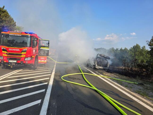 Pri Petrinjah zagorel avtomobil, ogenj se je razširil tudi v naravo 3 zagorel avtomobil