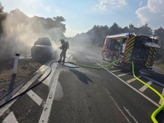 Pri Petrinjah zagorel avtomobil, ogenj se je razširil tudi v naravo 2 zagorel avtomobil