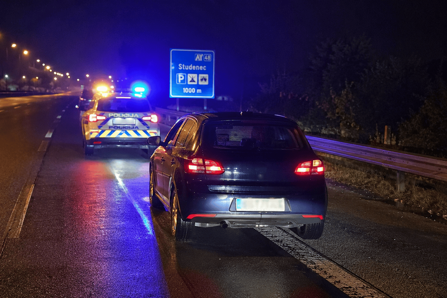 pijan obtičal na avtocesti