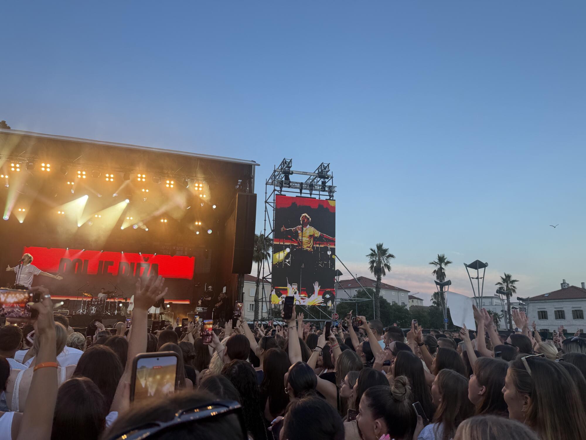 Jakov Jozinović ta vikend začuda leti v Kopru: Slovenke ste prave "lutke" (FOTO in VIDEO) 4 Jakov Jozinović, Koper, Koncert, Ukmarjev TRG