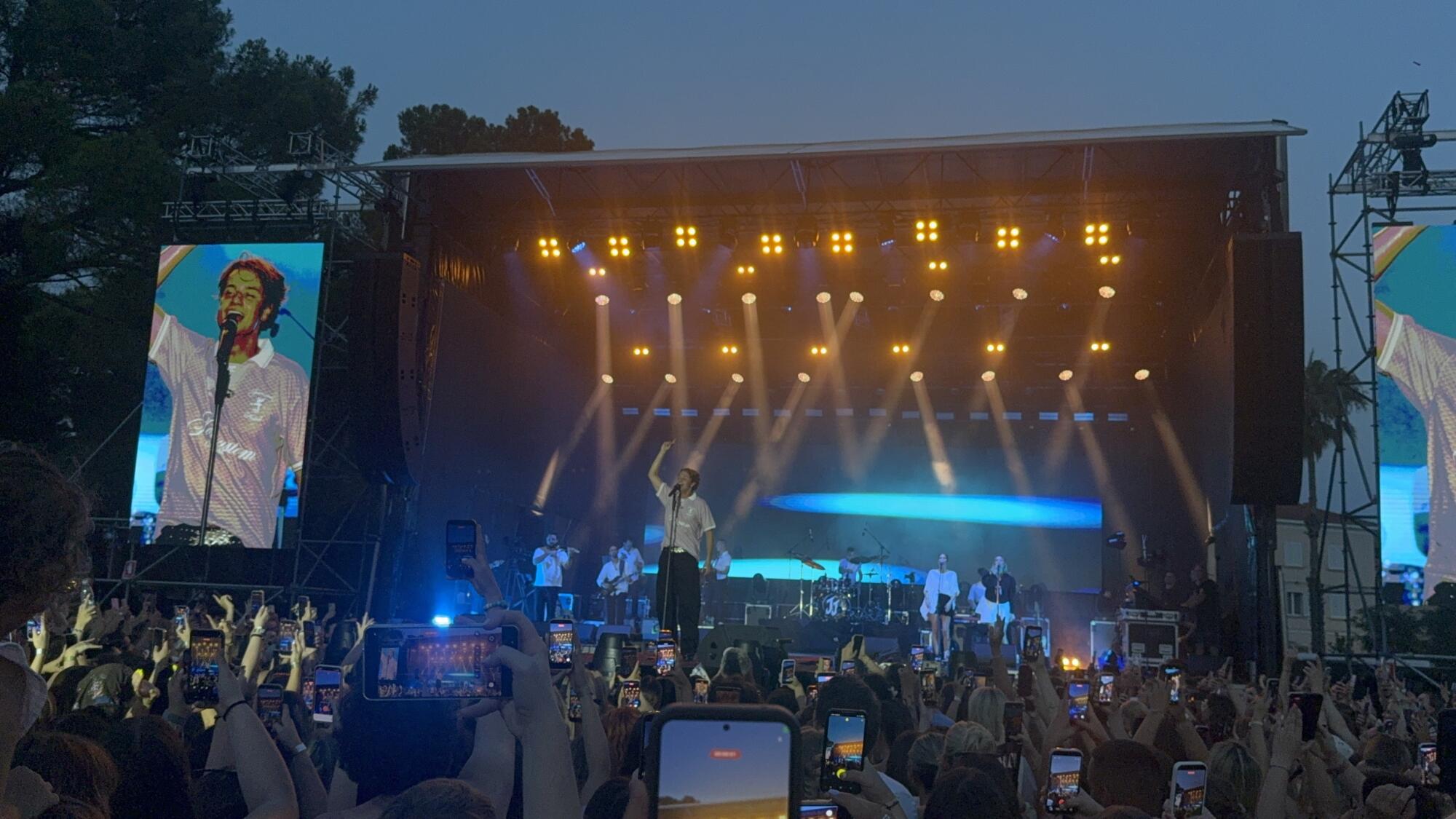 Jakov Jozinović ta vikend začuda leti v Kopru: Slovenke ste prave "lutke" (FOTO in VIDEO) 9 Jakov Jozinović, Koper, Koncert, Ukmarjev TRG