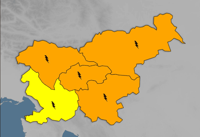 Arso izdal oranžno opozorilo: popoldne grozijo neurja s točo 2 arso