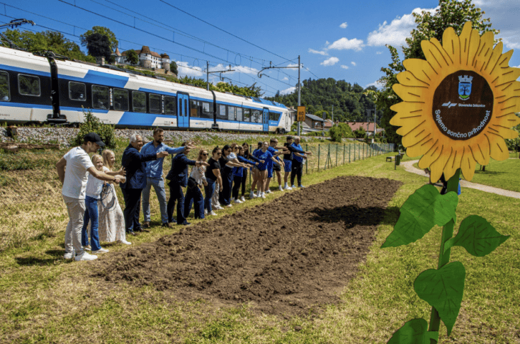Slovenske železnice so s kampanjo Sejemo sončno prihodnost povezale skupnosti po vsej Sloveniji 3 V Sevnici so sončno prihodnost zasejali mladi rokometaši RK Sevnica.