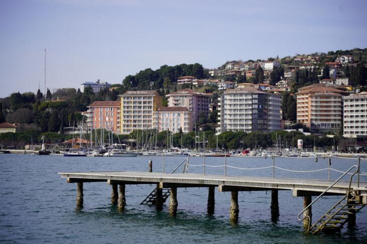 Na dražbo apartma ob morju in zemljišče v Portorožu: preverite izklicne cene 2 apartma