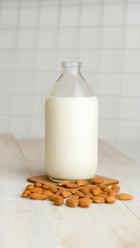 Almond milk je poletna barva za nohte 2 almond