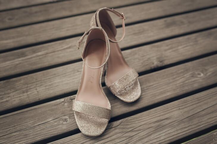 Bele kavbojke so največji modni hit sezone: tako jih nosimo s sandali in škornji 3 shoes 6701631 1280