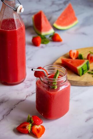 Osvežilni poletni smoothie, ki združuje najboljše okuse sadja v enem kozarcu 3 smoothie 5581794 1280