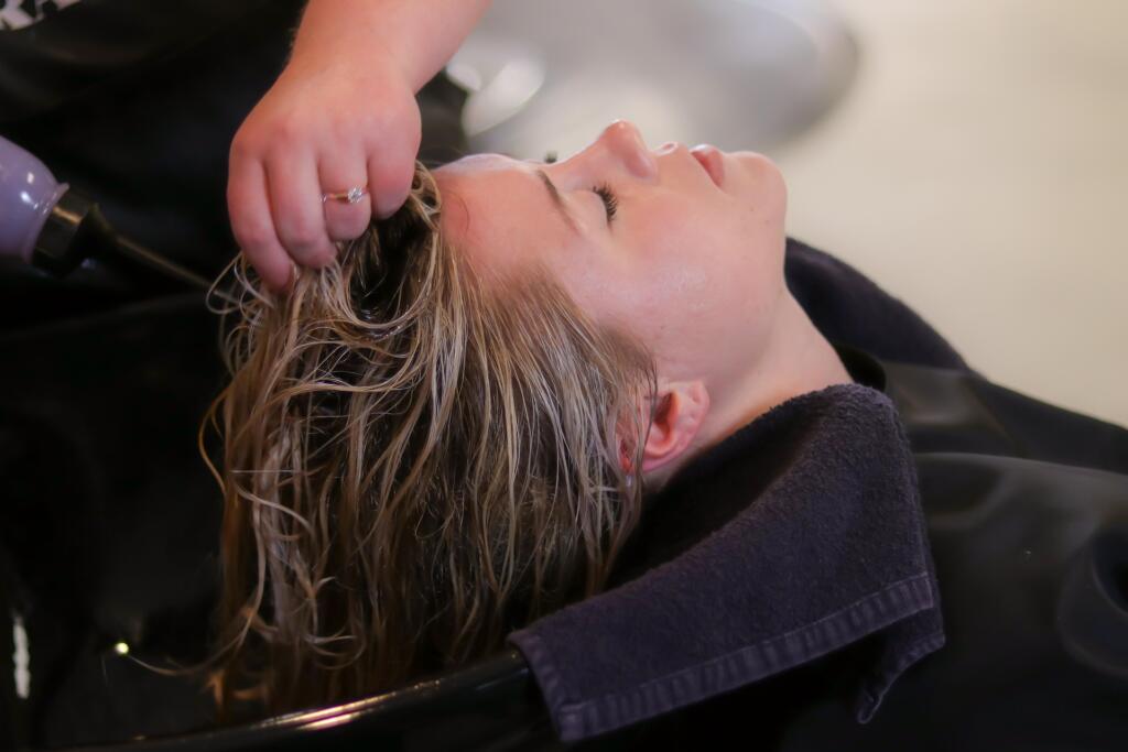 umivanje las frizer salon umivalnik