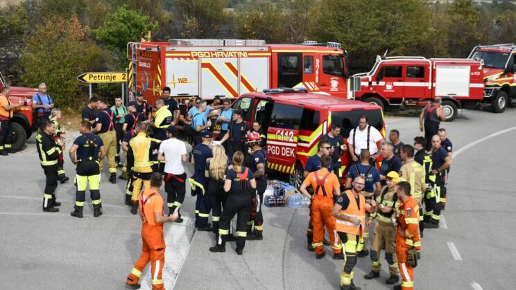 FOTO: Tako se je več kot 100 gasilcev borilo s požarom pri Črnotičah 2 požar