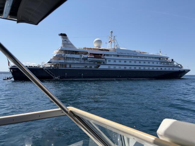 Pred Piranom megajahta z marino za vodne športe: koliko stane potovanje? (FOTO) 3 jahta piran