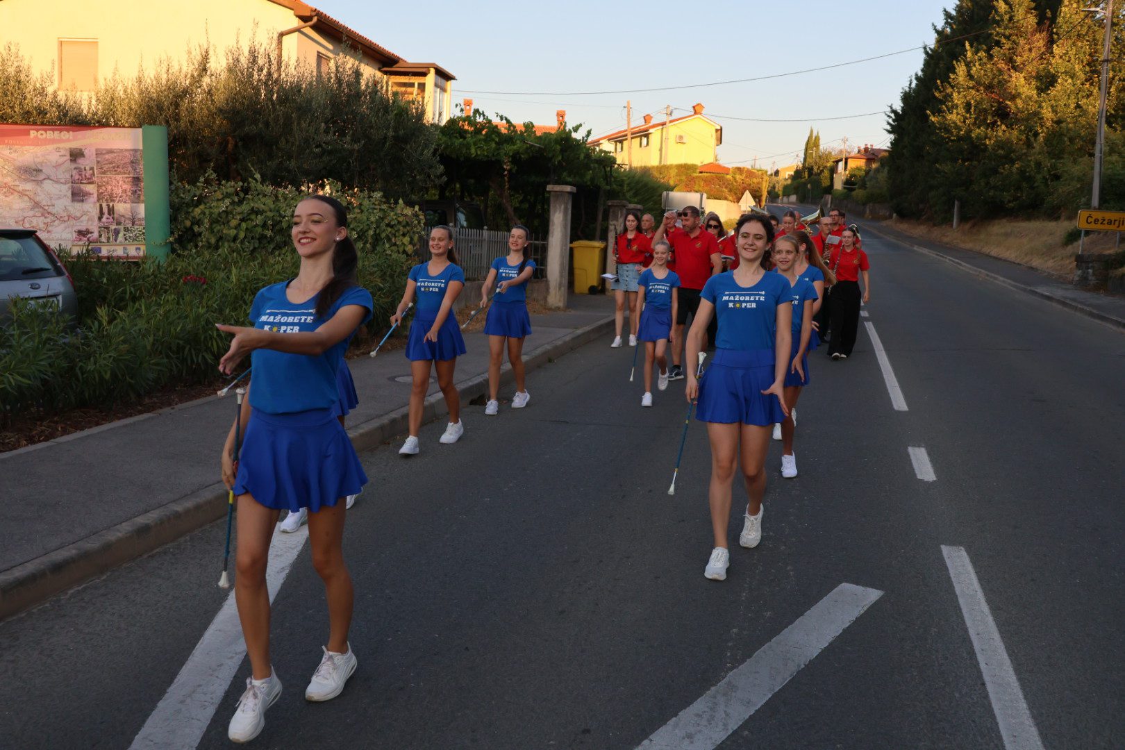 Šagra Pobegi - Čežarji privabila številne: večer v znamenju glasbe in druženja (FOTOGALERIJA) 4 Foto: Mažorete Koper in Pihalni orkester Sv. Anton