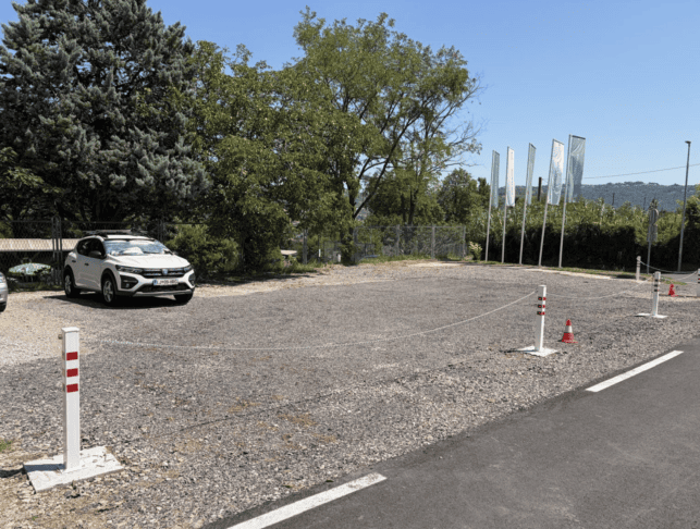 Količki zaprli parkirišče pri Forma Vivi, domačini ostali brez možnosti parkiranja 3 PARKIRIŠČE