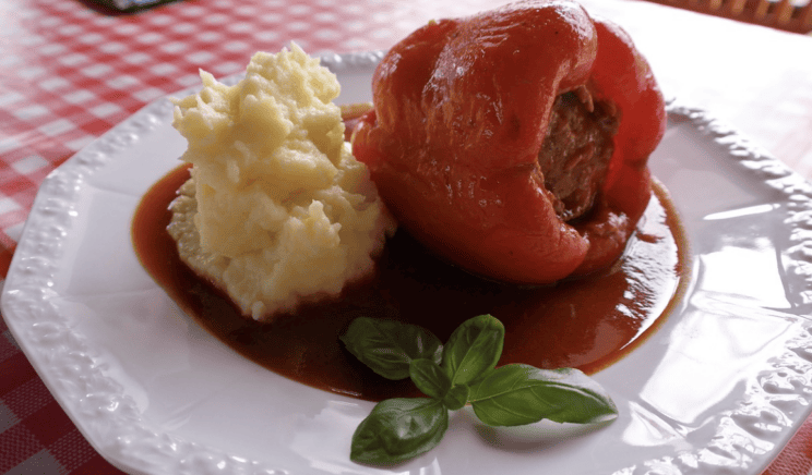 Polnjene paprike, ki dišijo po domači kuhinji: preprost recept za popolno poletno kosilo 2 Screenshot 2026 08 08 at 11.25.56