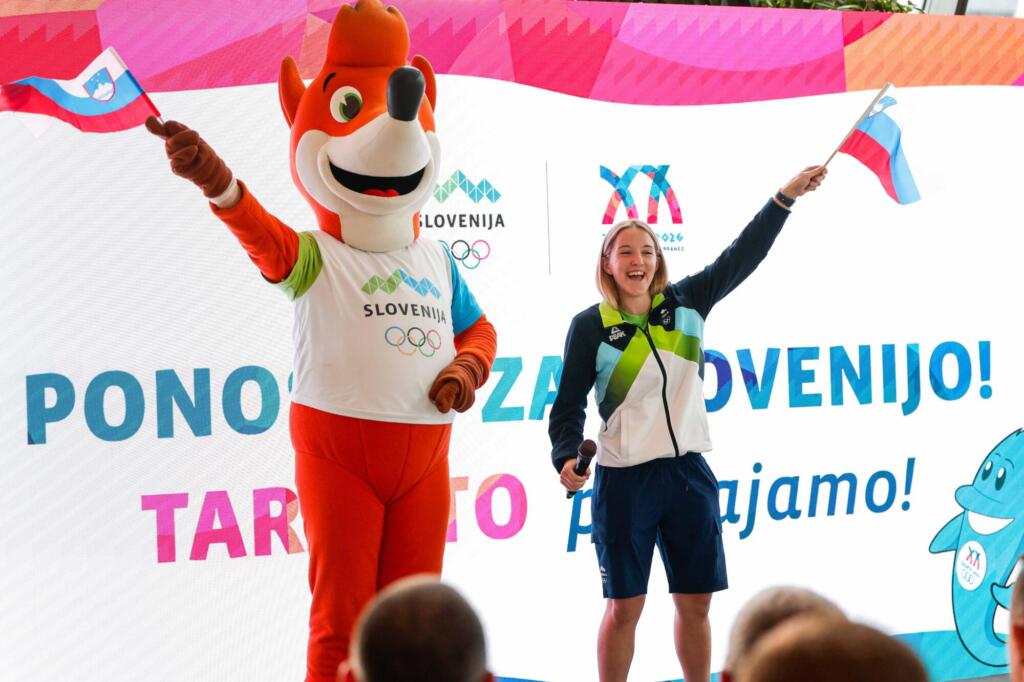 Taranto2026 Lana Kavas zastavonosa skupaj s Patrikom Divkovicem