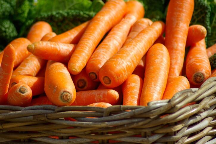 Zakaj bi zelenjavo vedno lupili? Preprost babičin trik prihrani čas in zmanjša odpadke 3 carrots 673184 1280
