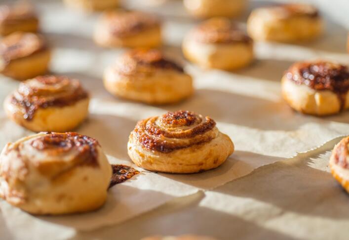 Mehke cimetove rolice iz domače kuhinje: preprost recept, ki uspe tudi začetnikom 3 cinnamon roll 4719023 1280 1