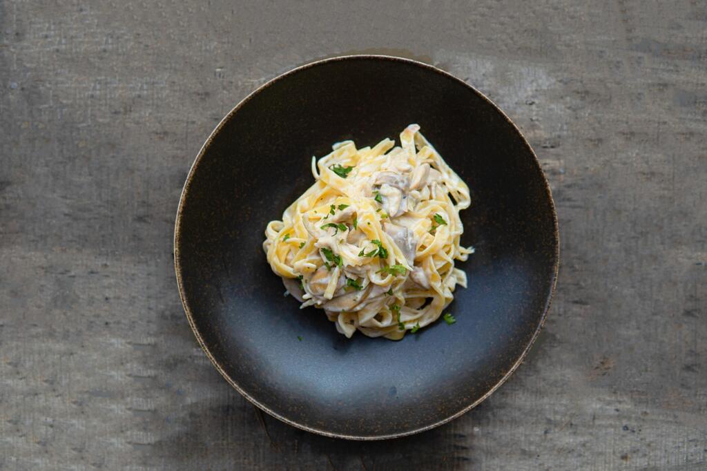 creamy mushroom chicken pasta 7576678 1280