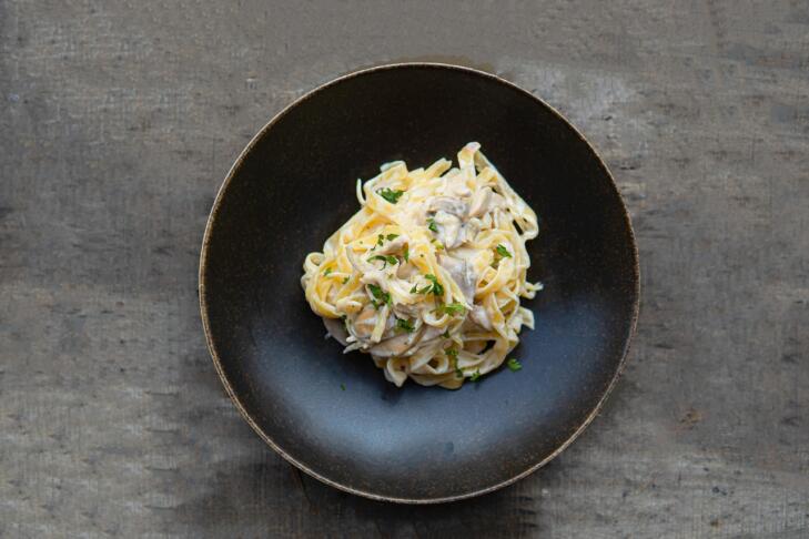 creamy mushroom chicken pasta 7576678 1280