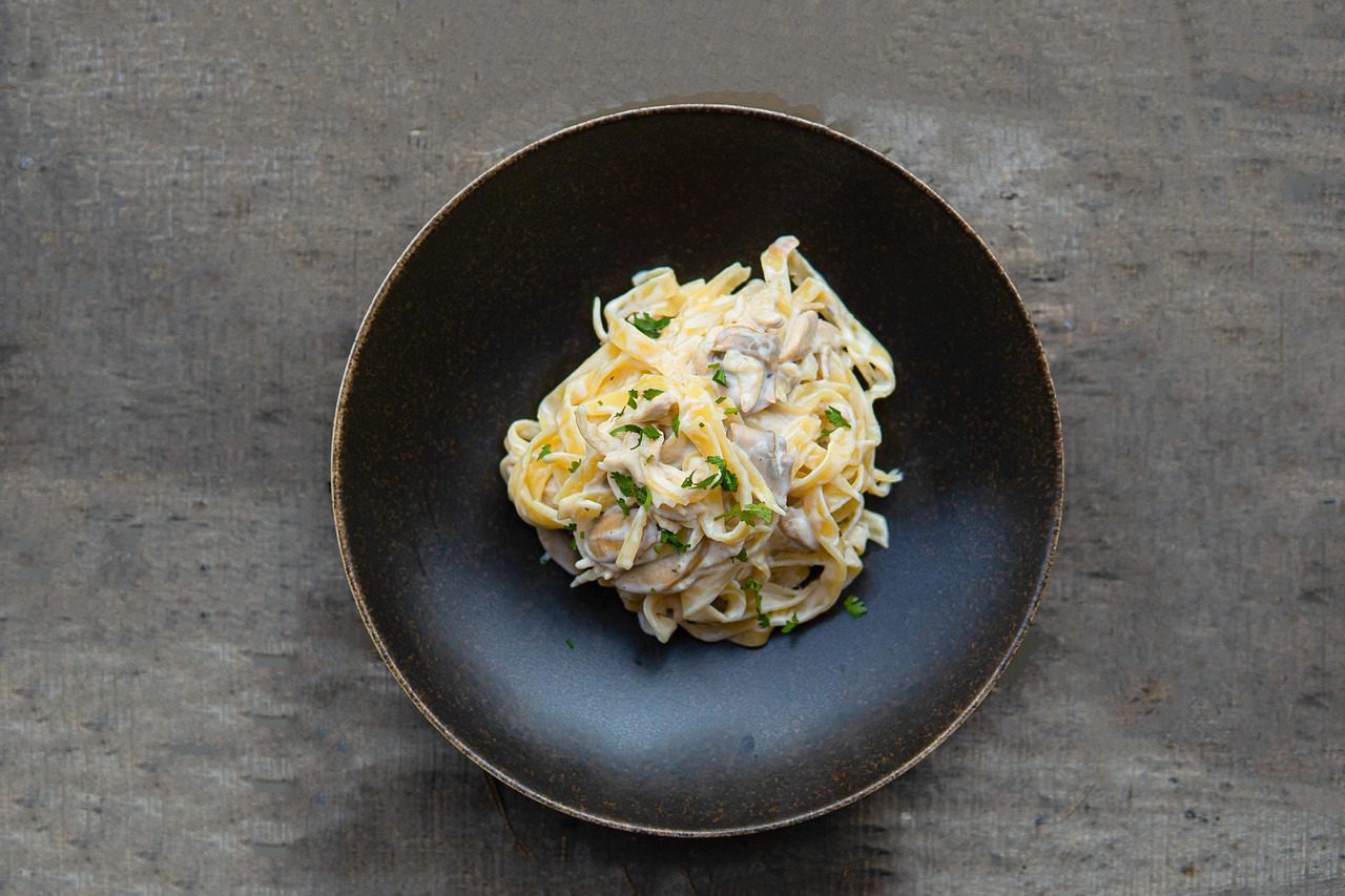 creamy mushroom chicken pasta 7576678 1280
