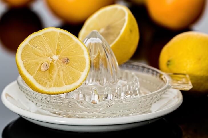 Kremasta limonina sladica v kozarčku: pripravljena v 10 minutah in popolna za vroče poletne dni 2 lemon squeezer 609273 1280