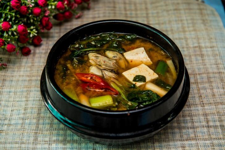 To je 13 jedi, ki bi jih moral znati pripraviti vsak: brez teh receptov v kuhinji skoraj ne gre 11 miso soup 749368 1280