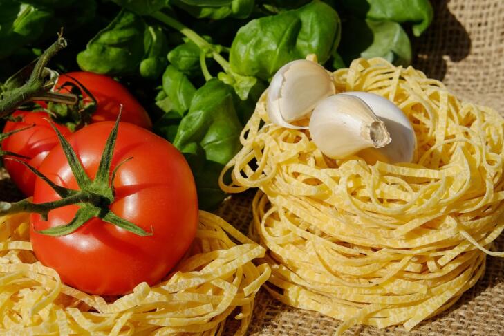 Hitra poletna testeninska solata s češnjevim paradižnikom, mocarelo in pestom 3 noodles 2150181 1280
