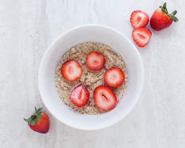 Poletni zajtrk brez kuhanja: ovsena kaša z jagodičevjem 3 oatmeal 1839515 1280