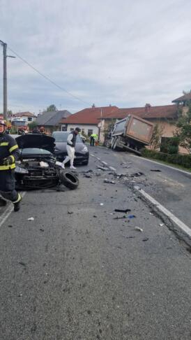 Po trčenju tovornjak s 16 tonami kamenja obstal ob cesti (FOTO) 4 1000040812
