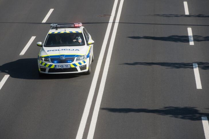 voznik bežal pred policijo