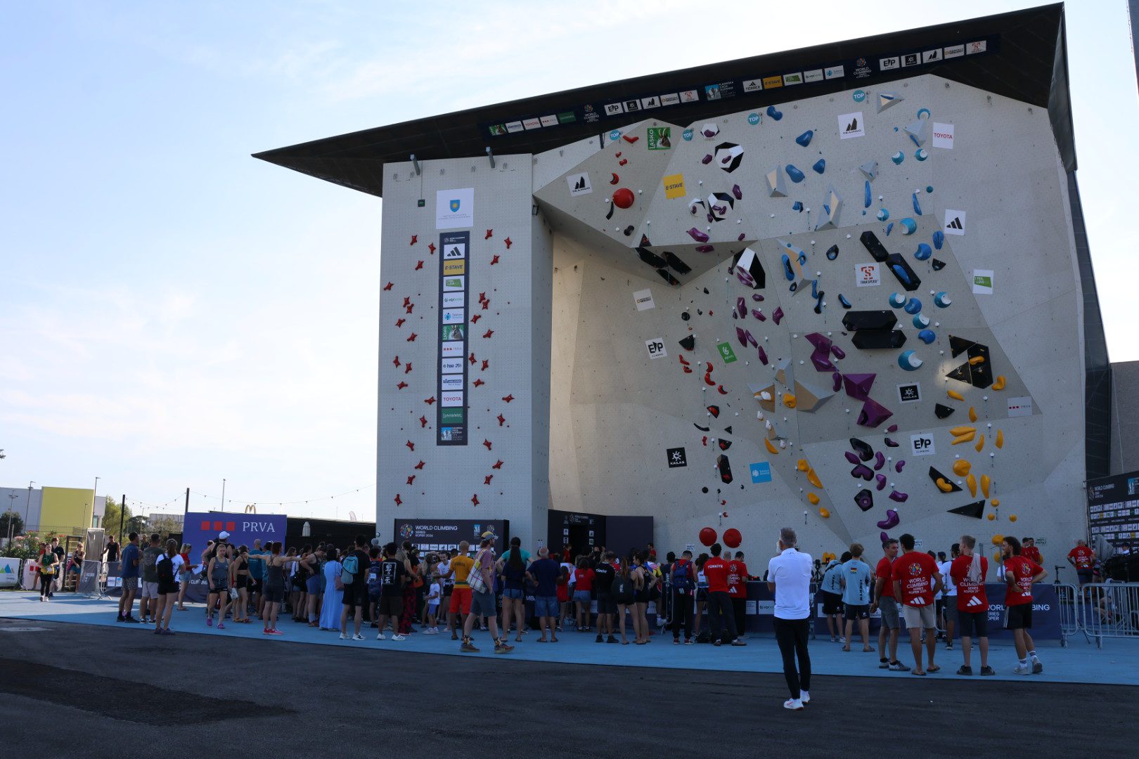 Janja Garnbret do vrha v Kopru! Slovenska šampionka brez težav skozi kvalifikacije (VIDEO in FOTO) 29 plezanje janja garnbret koper plezalna stena bonifika šport slovenija