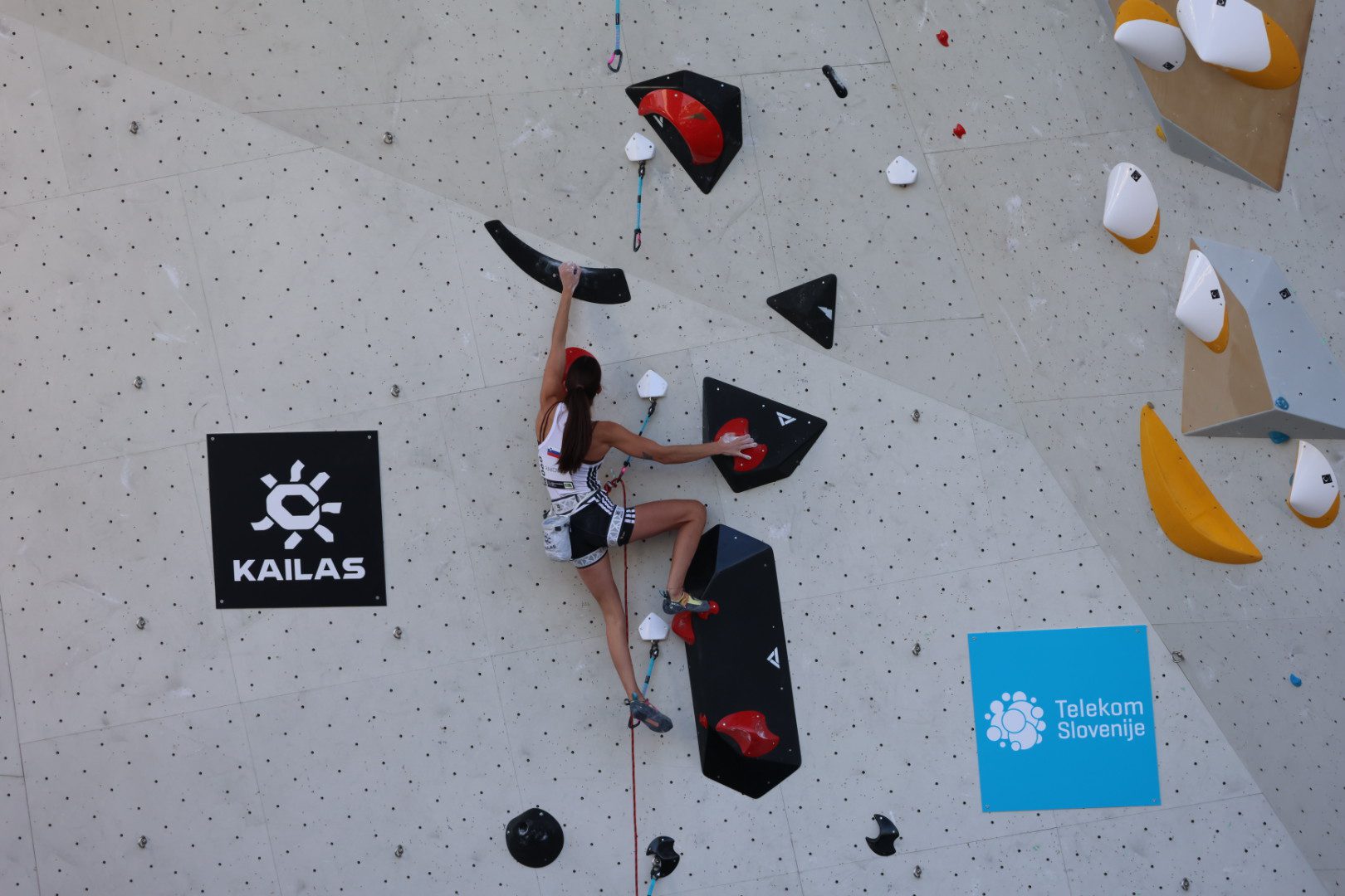 Janja Garnbret do vrha v Kopru! Slovenska šampionka brez težav skozi kvalifikacije (VIDEO in FOTO) 30 plezanje janja garnbret koper plezalna stena bonifika šport slovenija
