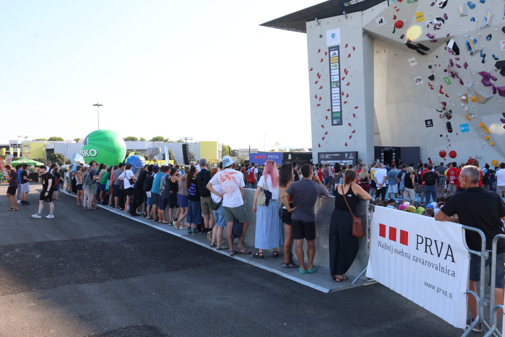 Janja Garnbret do vrha v Kopru! Slovenska šampionka brez težav skozi kvalifikacije (VIDEO in FOTO) 20 plezanje janja garnbret koper plezalna stena bonifika šport slovenija