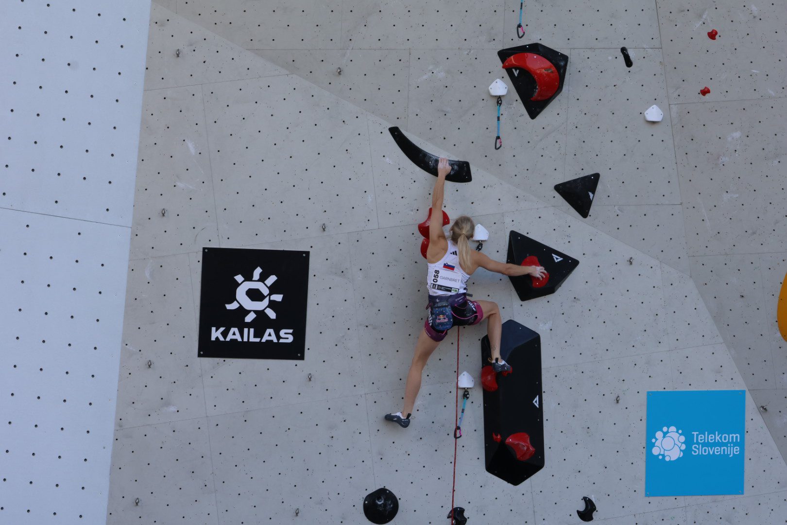 Janja Garnbret do vrha v Kopru! Slovenska šampionka brez težav skozi kvalifikacije (VIDEO in FOTO) 16 plezanje janja garnbret koper plezalna stena bonifika šport slovenija