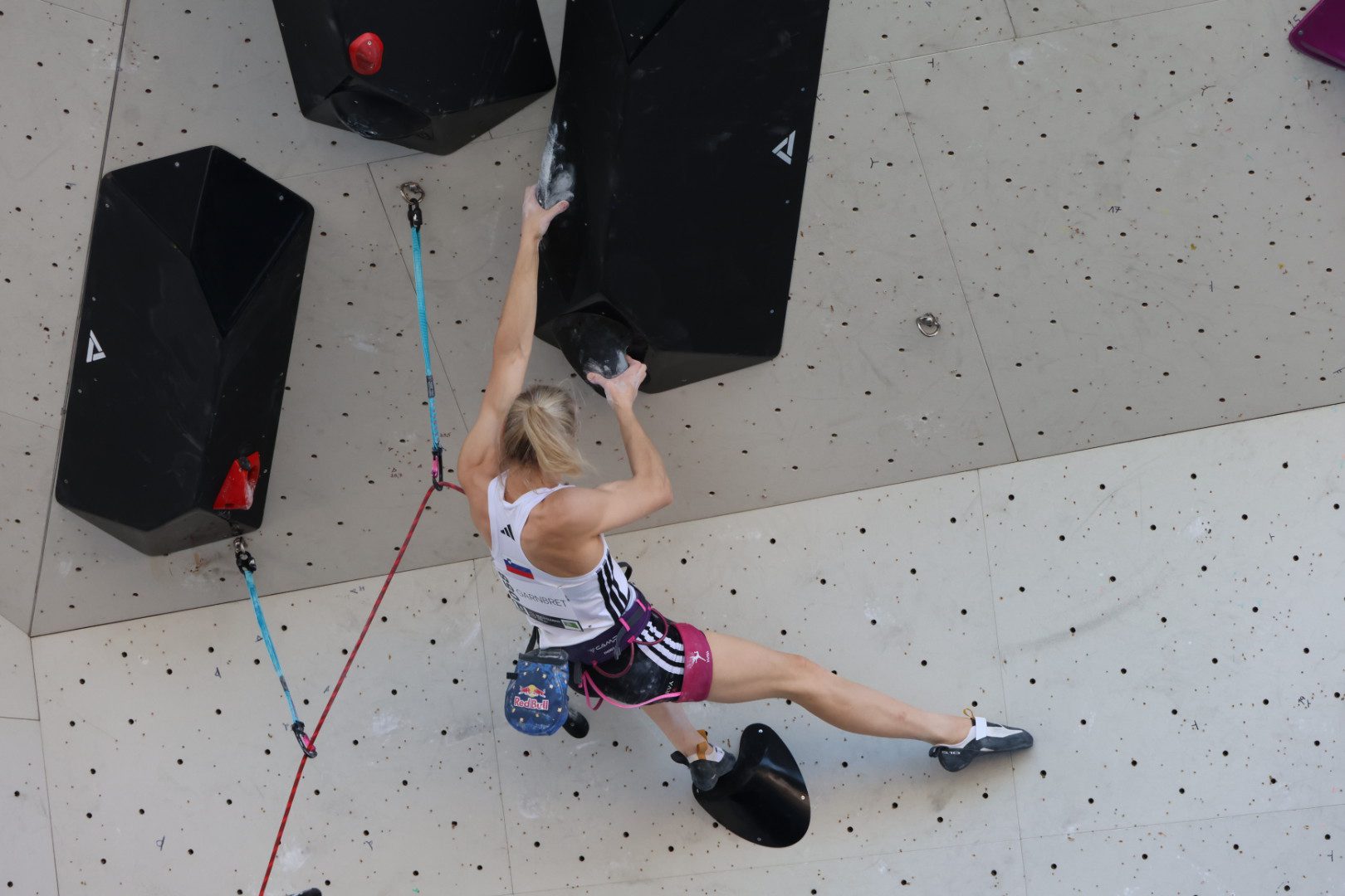 Janja Garnbret do vrha v Kopru! Slovenska šampionka brez težav skozi kvalifikacije (VIDEO in FOTO) 17 plezanje janja garnbret koper plezalna stena bonifika šport slovenija