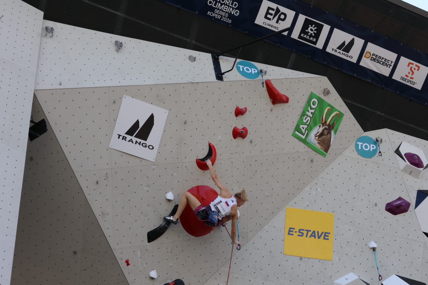 Janja Garnbret do vrha v Kopru! Slovenska šampionka brez težav skozi kvalifikacije (VIDEO in FOTO) 7 plezanje janja garnbret koper plezalna stena bonifika šport slovenija