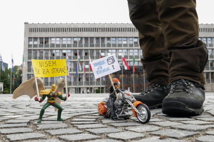 Koliko igrač ste že zavrgli? V Sloveniji jih vsako leto zavržemo skoraj 900 ton 5 protest igrač
