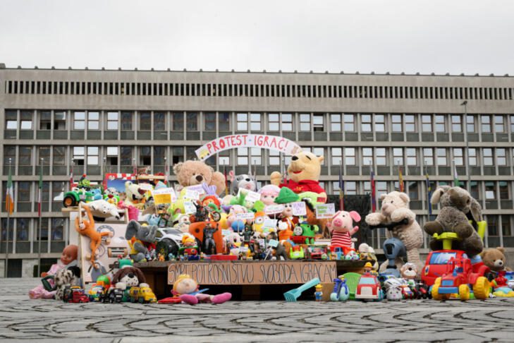 Koliko igrač ste že zavrgli? V Sloveniji jih vsako leto zavržemo skoraj 900 ton 2 protest igrač