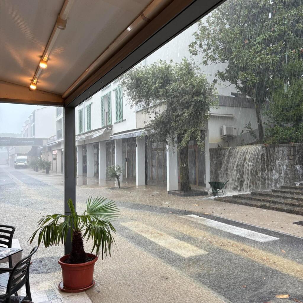 težave zaradi nalivov na obali