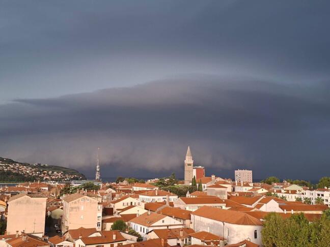 Prihod nevihtne linije s poličastim oblakom nad slovensko obalo.