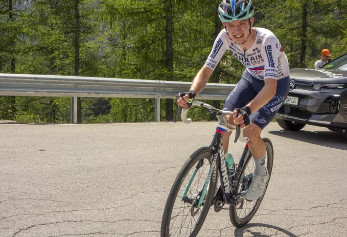 Dan za napade: Roglič in Omrzel pred zahtevnim gorskim obračunom 2 Jakob Omrzel at Vršić Pass summit, Stage 4, 2026 Tour of Slovenia