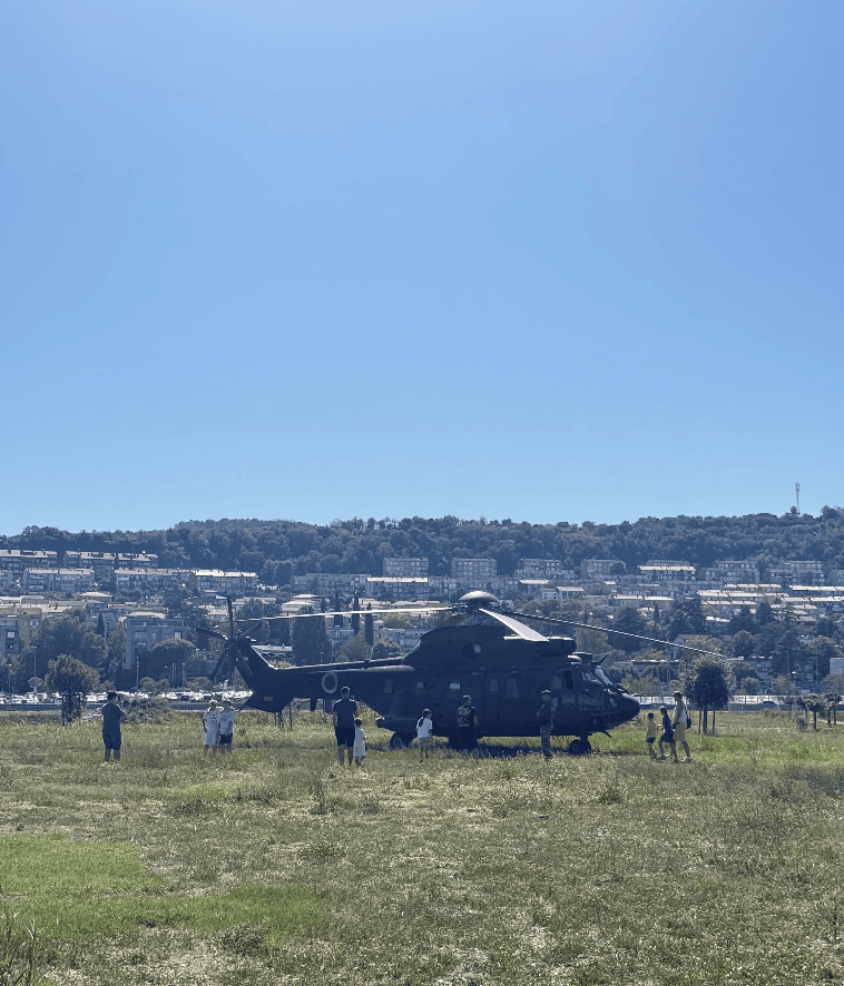 Vojaška helikopterja na obisku v Kopru (VIDEO) 7 Screenshot 2026 09 08 at 15.28.28