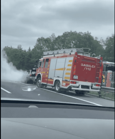 Goreče vozilo povzročilo zastoj na primorski avtocesti proti Ljubljani (VIDEO)