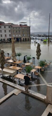 FOTO/VIDEO: Voda zalila Tartinijev trg, poglejte prizore iz Pirana 2 piran