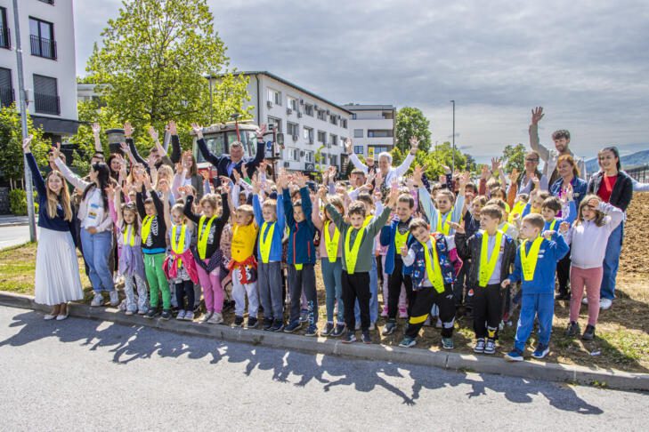 Sončnice, vlaki in ljudje: zgodba o povezovanju in trajnosti 5 ZEN26 9347 Grosuplje mk X