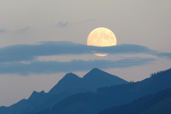 Polna luna danes prinaša zaključke: tri znamenja naj bi zaprla težko poglavje 2 polna luna