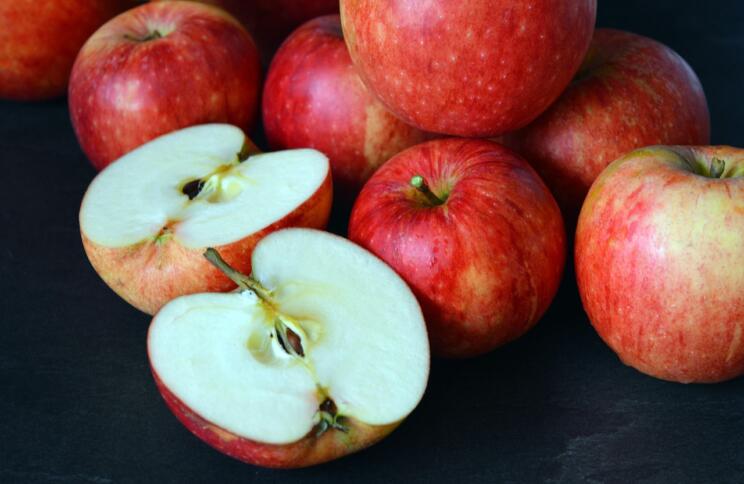 Riževe ploščice s slano karamelo, jabolki in cimetom 2 apples 7493244 1280