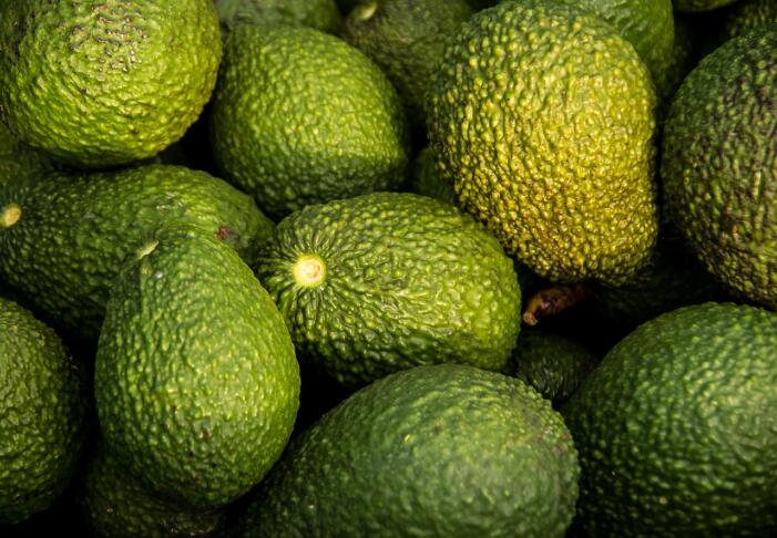 Kako preprečiti, da bi se avokado po rezanju obarval rjavo? 2 avocados 882635 1280