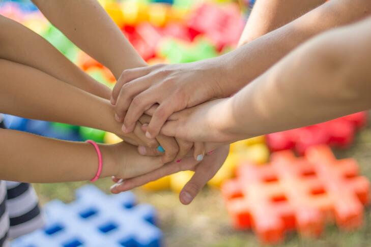 Napredek pri zdravljenju raka pri otrocih: petletno preživetje že okoli 90 odstotkov 2 hands 2847508 1280