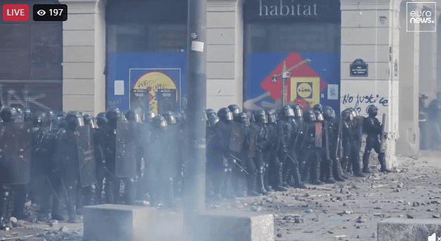 V Franciji več kot 160 aretacij: protesti prerasli v spopade s policijo 2 EuronewsEngligh francija protest